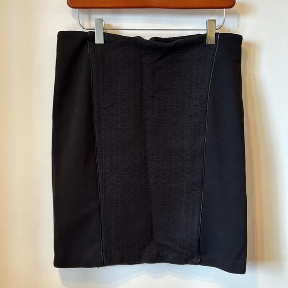 EUC Laundry by Shelli Segal Black Pencil Skirt, stretchy material - Picture 2 of 5